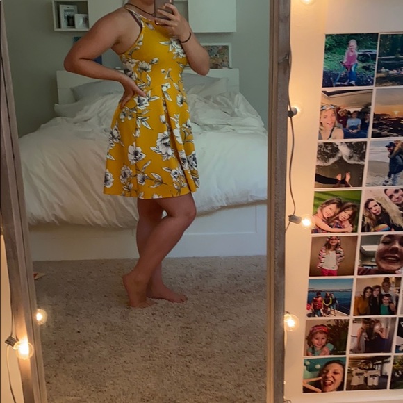 Yellow high necked flowery dress - Picture 2 of 4